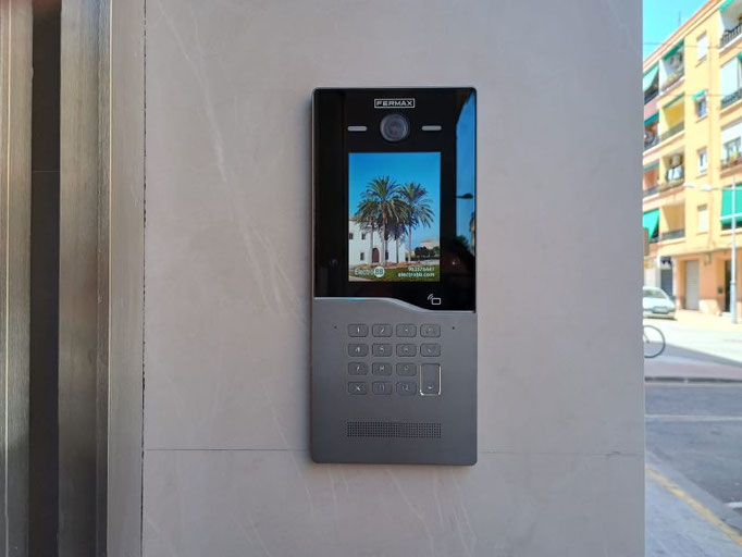 Instalación de placa de videoportero Cora encofrada a medida por reformas de cota cero en Sedaví