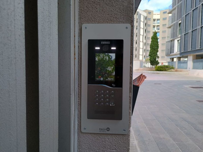 Desplazamiento y nueva instalación de placa de videoportero Cora con marco embellecedor en Quart de Poblet