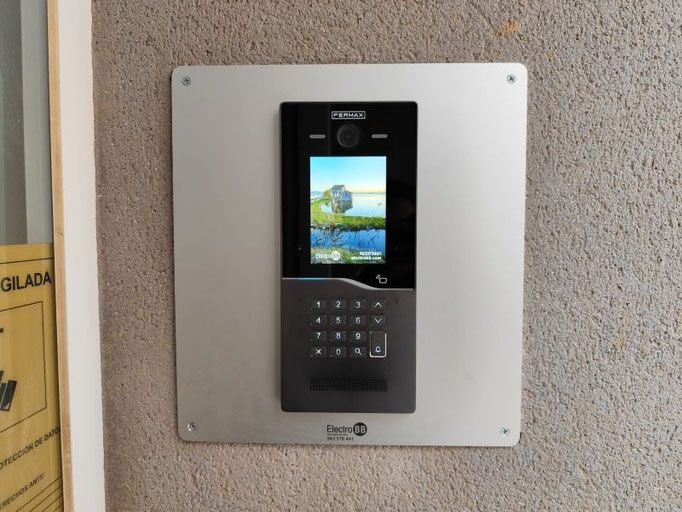 Instalación de placa de videoportero Cora con marco embellecedor a medida para cubrir desperfectos en Paiporta