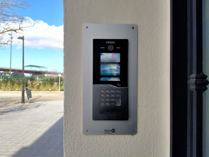 Instalación de placa de videoportero Cora con marco embellecedor en el Barrio de la Torre de Valencia