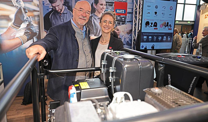 Generationen vereint: Wolfram Hatz mit seiner Nichte Elena Hatz beim Stand der Motorenfabrik Hatz. 