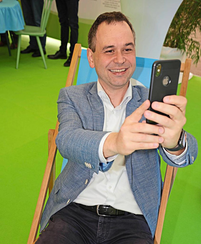 Der Landrat macht ein Selfie: „Ja! Da schaun’s!“ Das Bild postet er auf seinem Instagram-Kanal. 