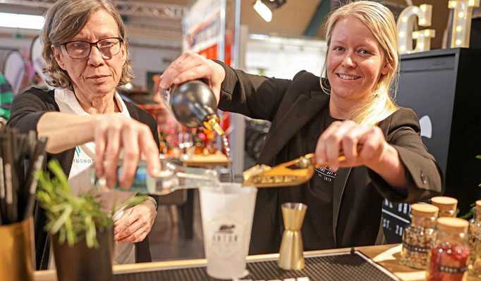 Einen Drink mit Anton Rottal Dry Gin kredenzen hier Patricia Lorenz (rechts) und Heidi Sämann. Hubert Rothbauer aus Aigen am Inn brennt diesen Gin nach einem Rezept von Patrizia Lorenz. 