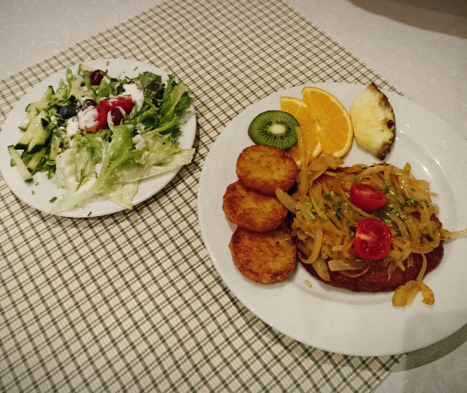 Zwiebelschnitzel mit Salat und Rösti 