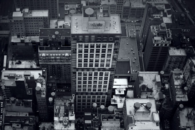 photographie newyork gratte ciel buildings toits ville vue du ciel noir et blanc immeubles buildings