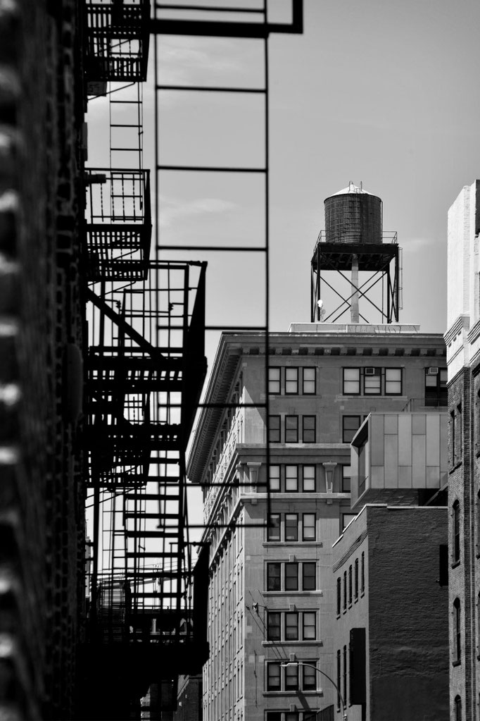photographie d'art urbain photo new-york city noir et blanc immeuble chateau d'eau water tower