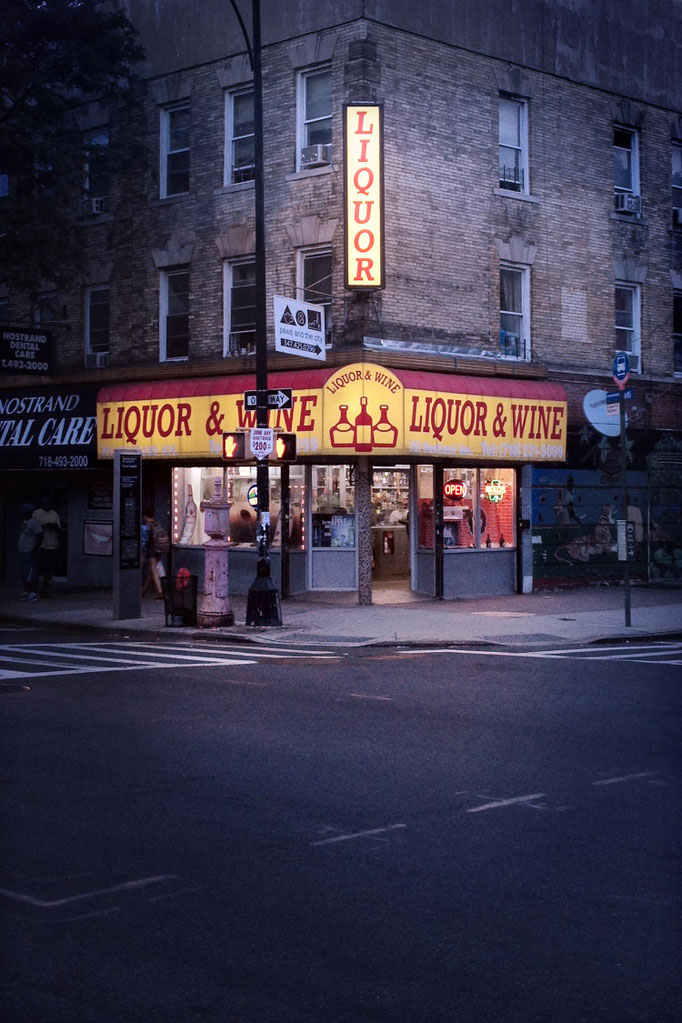 photographie d'art urbain ville new-york city shop storefront corner night street nuit rue magasin