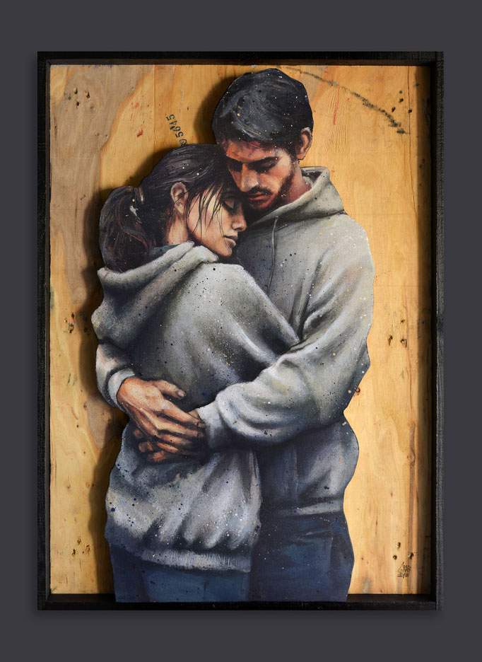 <b>UNBROKEN</b><br>92 x 68 cm<br><a href="https://www.graffmatt.com/contact/mail-tableau" ; style="color:#49bfc0;" target="_blank">Disponible</a><alt="Œuvre d'art urbain couple amoureux enlacés dans bras amour portrait homme femmes treetart graffmatt">