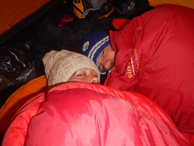 ach wie froh sind wir, um den in Bogotá mühsam ergatterten Winter Schlafsack
