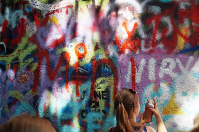 Die Minis verewigen sich an der John-Lennon-Mauer