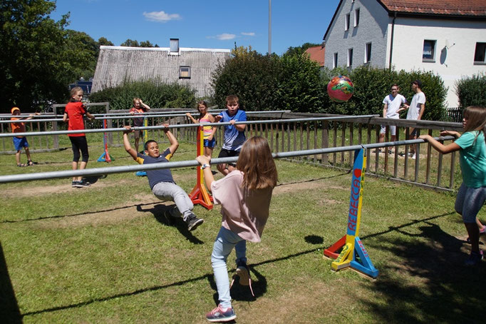 Menschenkicker-Turnier mit vollem Einsatz             Foto: Rudi Berzl