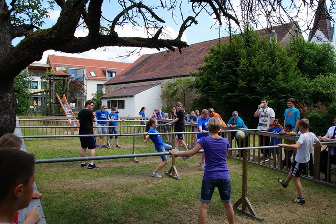 spannende Spiele beim Menschenkicker-Turnier