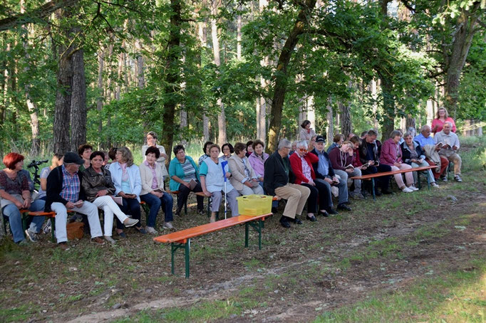 Aus beiden Pfarreien waren Gäubige zur Kapelle "zum heiligen Kreuz" gekommen