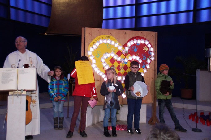 Beim Abschlussgottesdienst erinnerten versch. Gegenstände an den Tag
