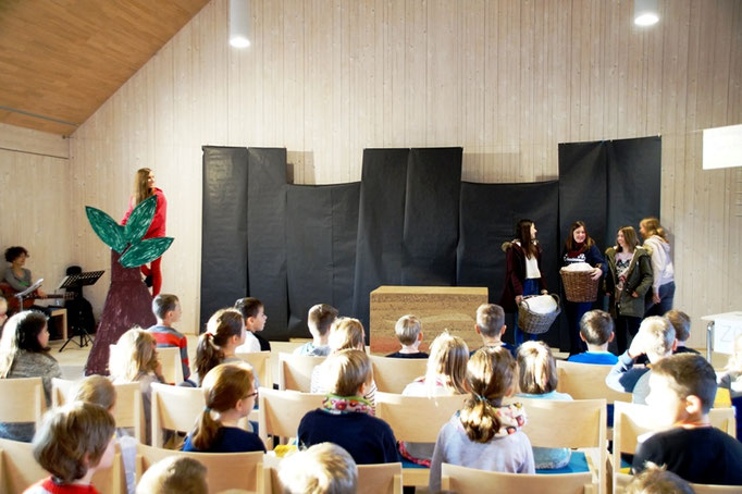 Zachäus klettert auf einen Baum um Jesus zu sehen