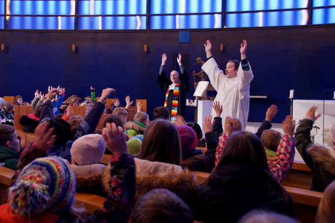 Singen mit Bewegung beim Abschlussgottesdienst