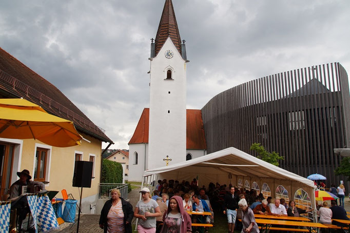 Pfarrfestzelt vor der Pfarrkirche