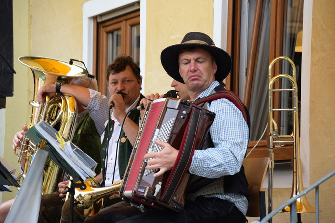Die Züchmühler Musikanten spielen auf    Bild: Hans Graml