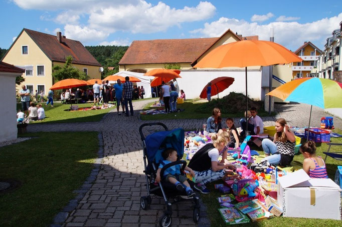 Verkaufsstände am Kinderflohmarkt