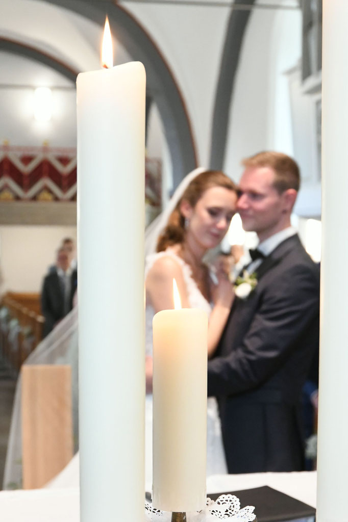 Brautpaar bei der kirchlichen Trauung - Hochzeitsfotograf Bielefeld