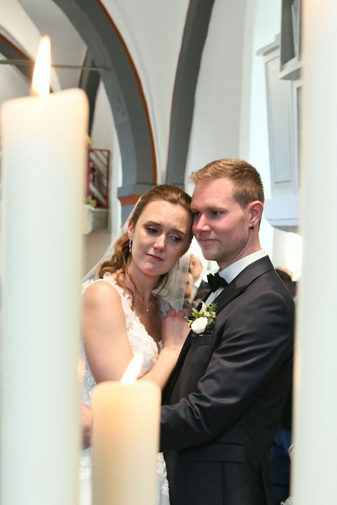 Brautpaar bei der kirchlichen Trauung - Hochzeitsfotograf Bielefeld