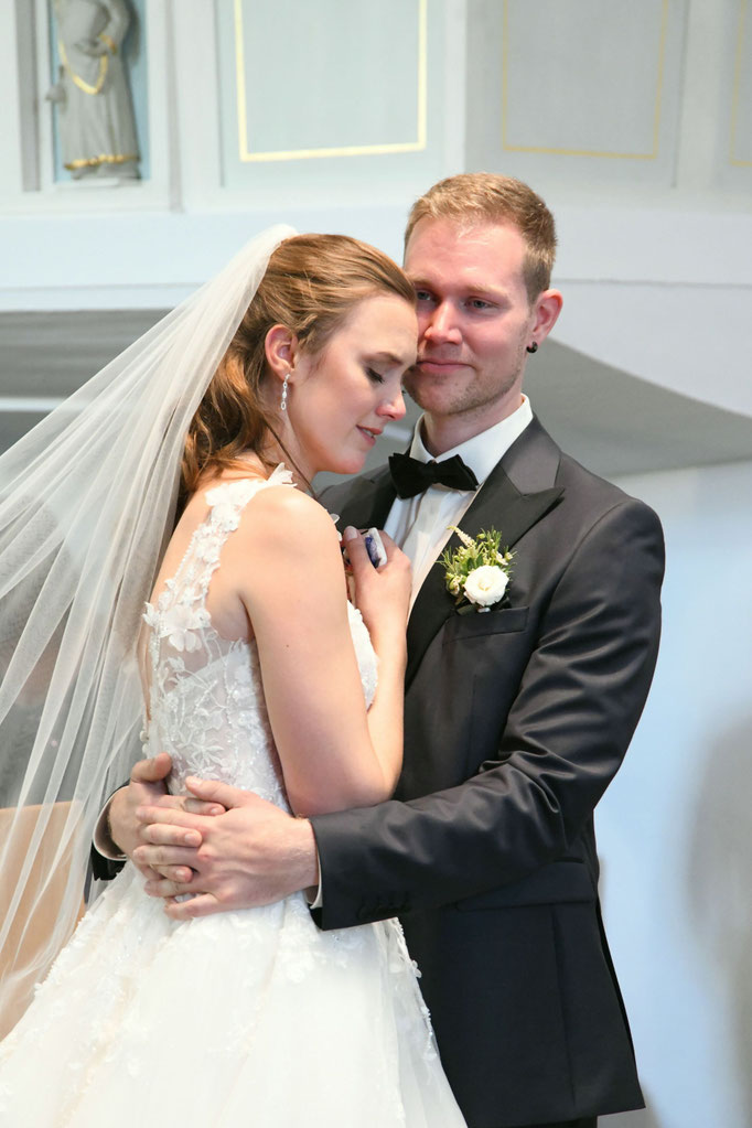 Brautpaar bei der kirchlichen Trauung - Hochzeitsfotograf Bielefeld