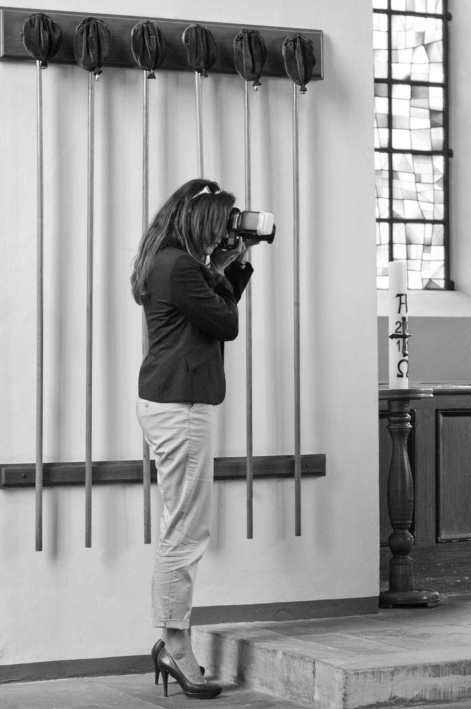 die Hochzeitsfotografin bei der Arbeit - Begleitung in der Kirche - Hochzeitsfotograf Bielefeld