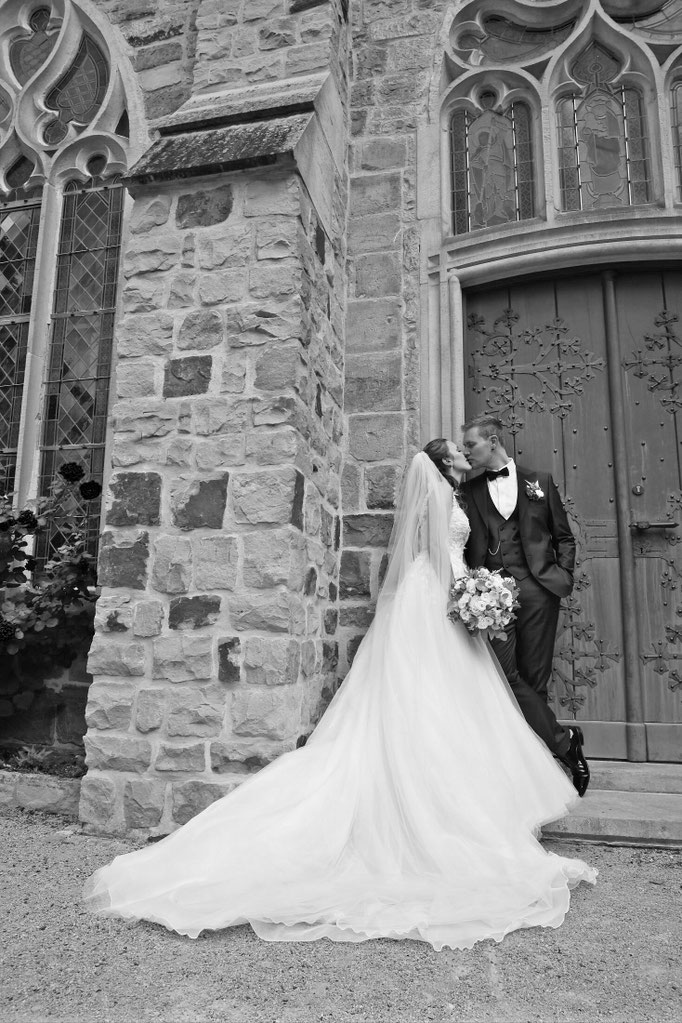 Brautpaar beim Paarshooting am Kloster Dahlheim - Hochzeitsfotograf Bielefeld