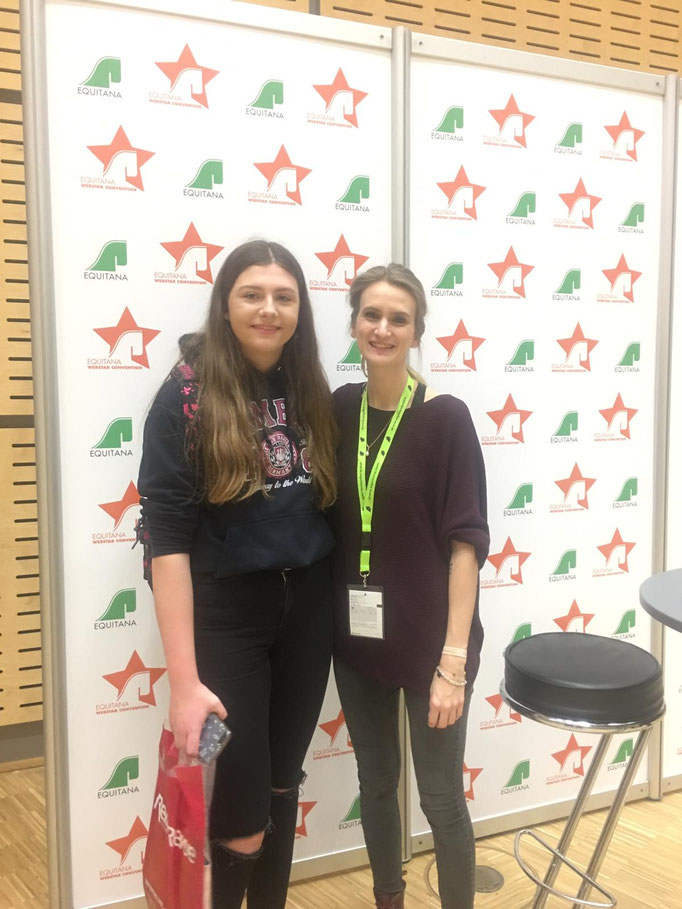 Influenzerin Anna (rechts) war ebenfalls vor Ort und hat zusammen mit Lea ein Foto gemacht. 