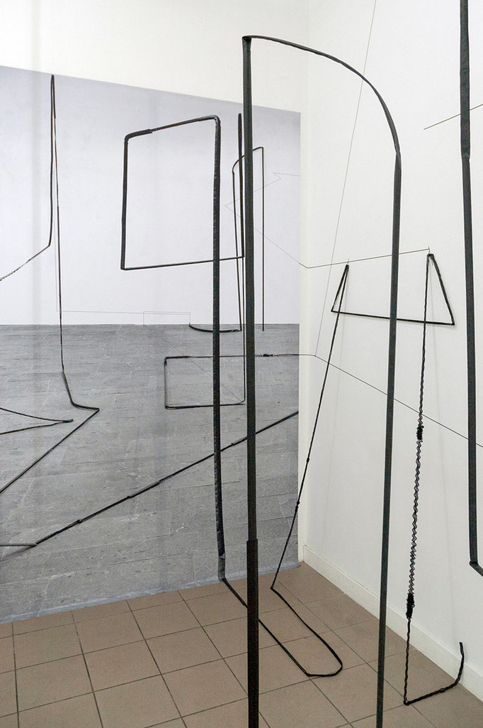 Harriet Groß · „Störung“ Rauminstallation mit Tapezeichnung, Metall / Holz, PVC und Color-Print, 2015 (Detail)