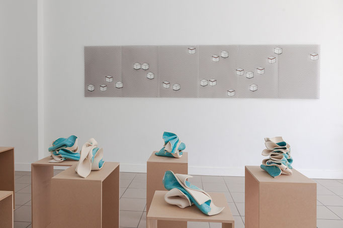 Gabriele Künne · survival Keramik glasiert mehrteilig, 2016 – Ulrich Schreiber · Schachteln Streckmetall und Stäbe verschweißt 6 teilig, 2016