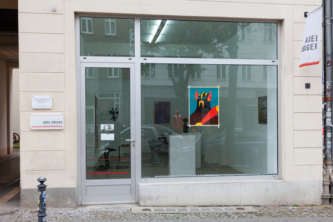 Aussenansicht mit; Roman Klonek · Le barbar, Holzschnitt, 63 x 49 cm, 2013, im Fenster