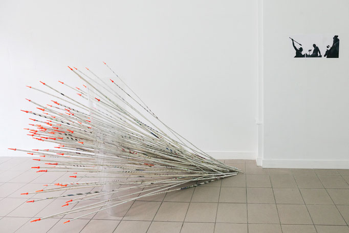 Josina von der Linden „in Erscheinung getreten“, 2016 Zeitungspapier, Ried, Kunststoff, 3 Fotografien (Berliner Amazonen)