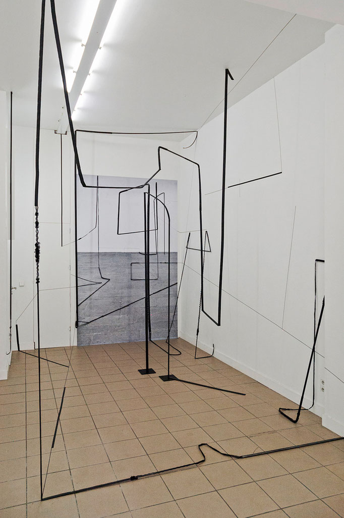Harriet Groß · „Störung“ Rauminstallation mit Tapezeichnung, Metall / Holz, PVC und Color-Print, 2015