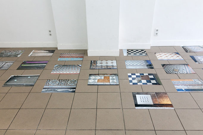 Gudrun Kenschner Installation – mehrteilig – Fotos auf dem Boden, 2016