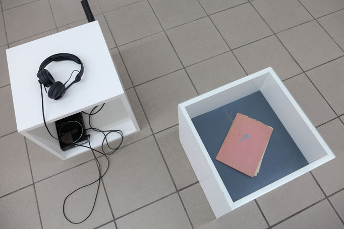 Josina von der Linden · „Verweile doch“ Audio, 3:03 min; Vitrine mit Objekt aus dem väterlichen Nachlaß der Künstlerin (Kladde „Mein Privatbüchmann“), 2011/18