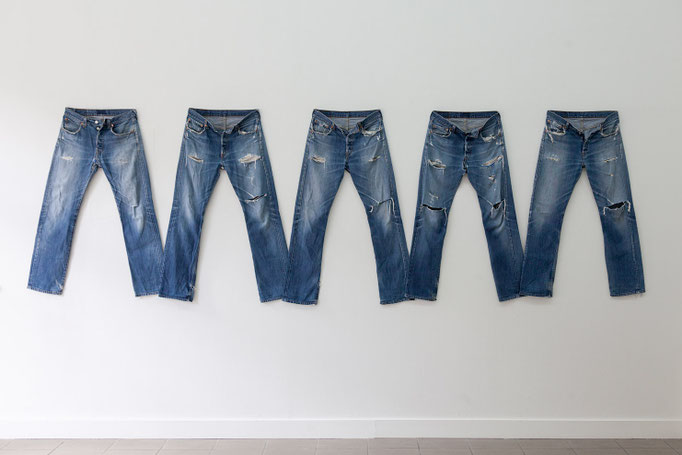 Manuel Frolik · the blue jeans, 2015 fünf Levis 501, ca. 120 x 380 cm