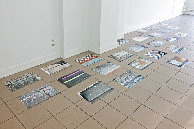 Gudrun Kenschner Installation – mehrteilig – Fotos auf dem Boden, 2016