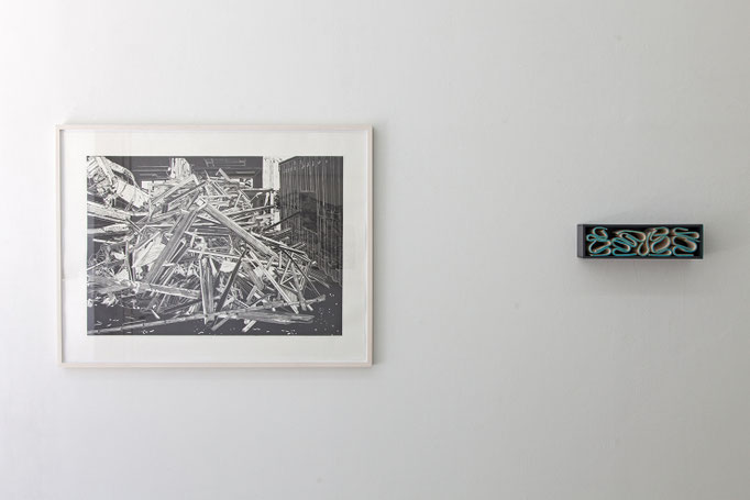 Philipp Hennevogl · Haufen Holz, Linolschnitt, Handabzug, 2011 | Gabriele Künne · côte d‘azur Keramik glasiert, 2017