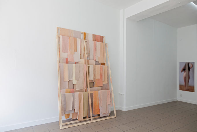 Barbara Müller · skinn (V) 260 x 175 x 45 cm, Leinwand, Farbe, Holz, 2017 | Josina von der Linden „What is behind that curtain?“ Digitalausbelichtung, 140 x 66 cm, 2016