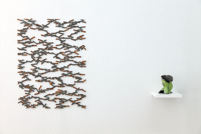 Ulrich Schreiber · en mouvement - 4 Stahl verschweißt, 2016 – Gabriele Künne · Tarnvase Raku-Keramik glasiert, 2015