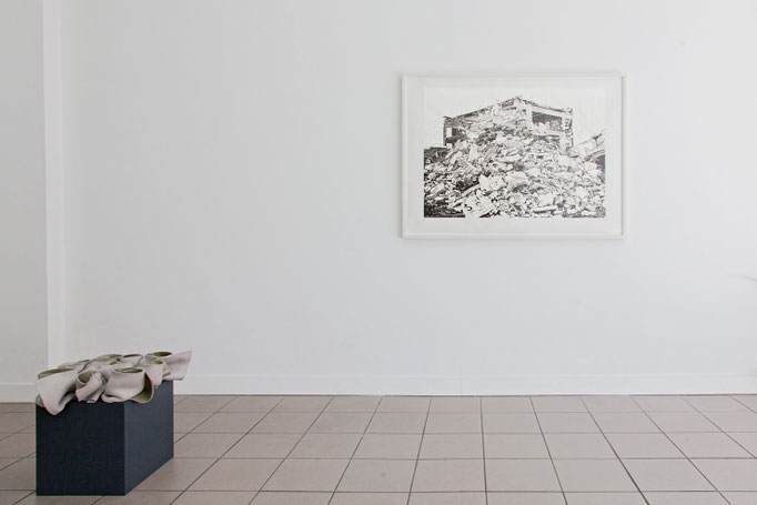 Gabriele Künne · Standhaft Keramik glasiert, 2017 | Philipp Hennevogl · Haufen Gips Linolschnitt, Handabzug, 2011