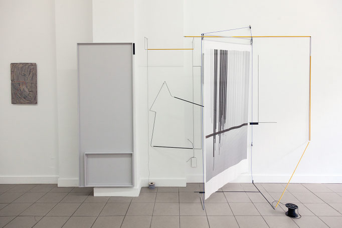 Harriet Groß · Odradek Raumzeichnung mit Zeltstangen, Tape, C-Print auf japanischer Seide, Holzrahmen Tuschezeichnung, Gummi und Metall, 2018
