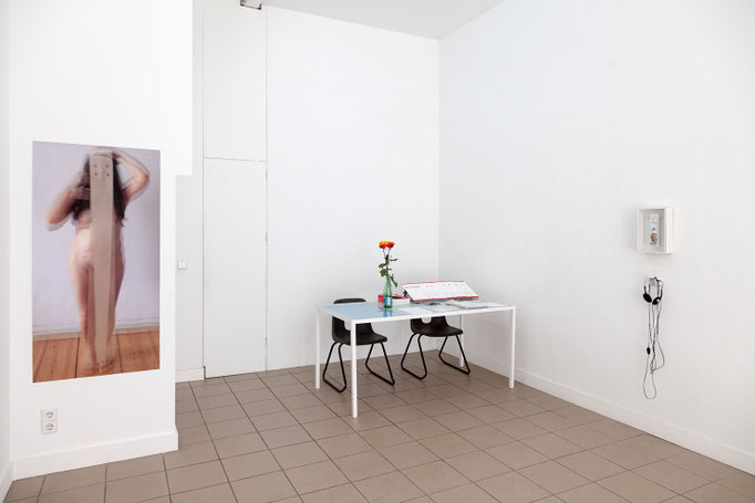 Josina von der Linden „What is behind that curtain?“(1) Digitalausbelichtung, 140 x 66 cm, 2016 | Josina von der Linden · Der perfekte Bleistift Objektkasten, Audiosequenz 1:48 min. 2011/ 2017