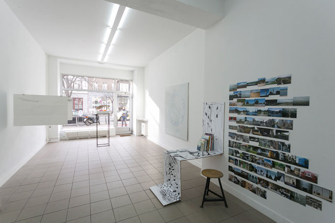 v.l.n.r. : Helmut Werres · „from Frankfurt to Stockholm“, Heide Katschaturian · „Spurensicherung“, Andrea Blumör · „Ohne Titel“, Harald Etzemüller · „Territórium“, 