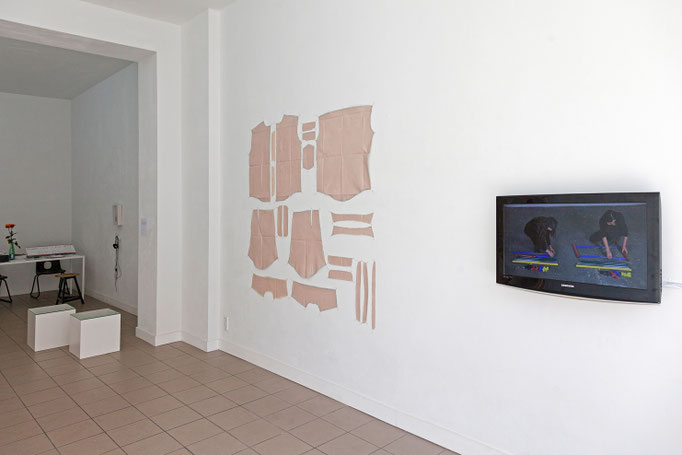Barbara Müller · skinn (I) 21 teilig, 180 x 180 cm, Stoff, Acryl, 2016 | Josina von der Linden und Barbara Müller simple stuff #1, #2 Video, Dauer: 20 min, 32 sec, 2017