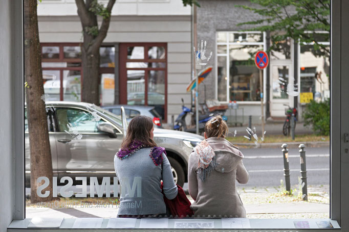 Thilo Droste · Handreichung, seit 2014 Siebdruck auf Fensterglas
