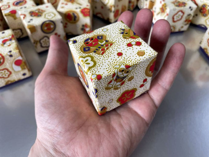 千代紙と民芸紙を使って別注で作製したフランス向けの小さな貼り箱