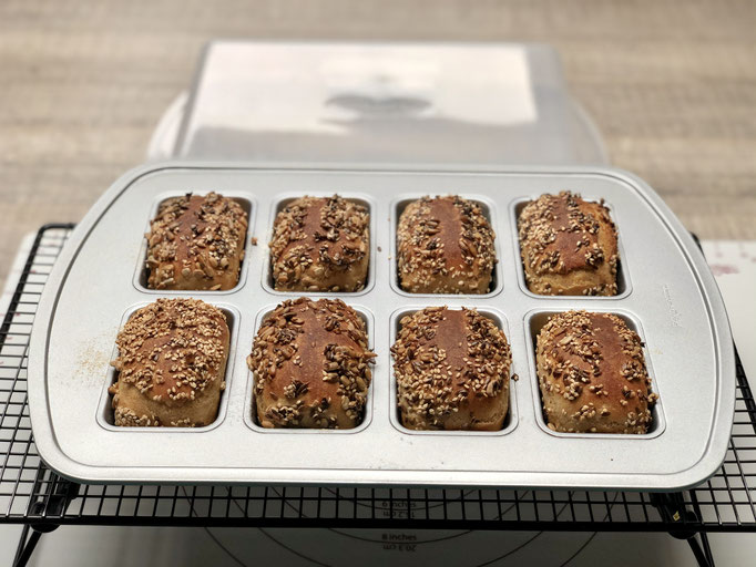 Morgens werden die Teiglinge in der Form ohne Deckel in den kalten Backofen gestellt und 25 Minuten gebacken...