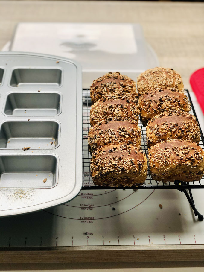 Zum abdampfen die Brötchen sofort aus der Brötchenform entnehmen und auf das Kuchengitter von Pampered Chef gut auskühlen lassen.